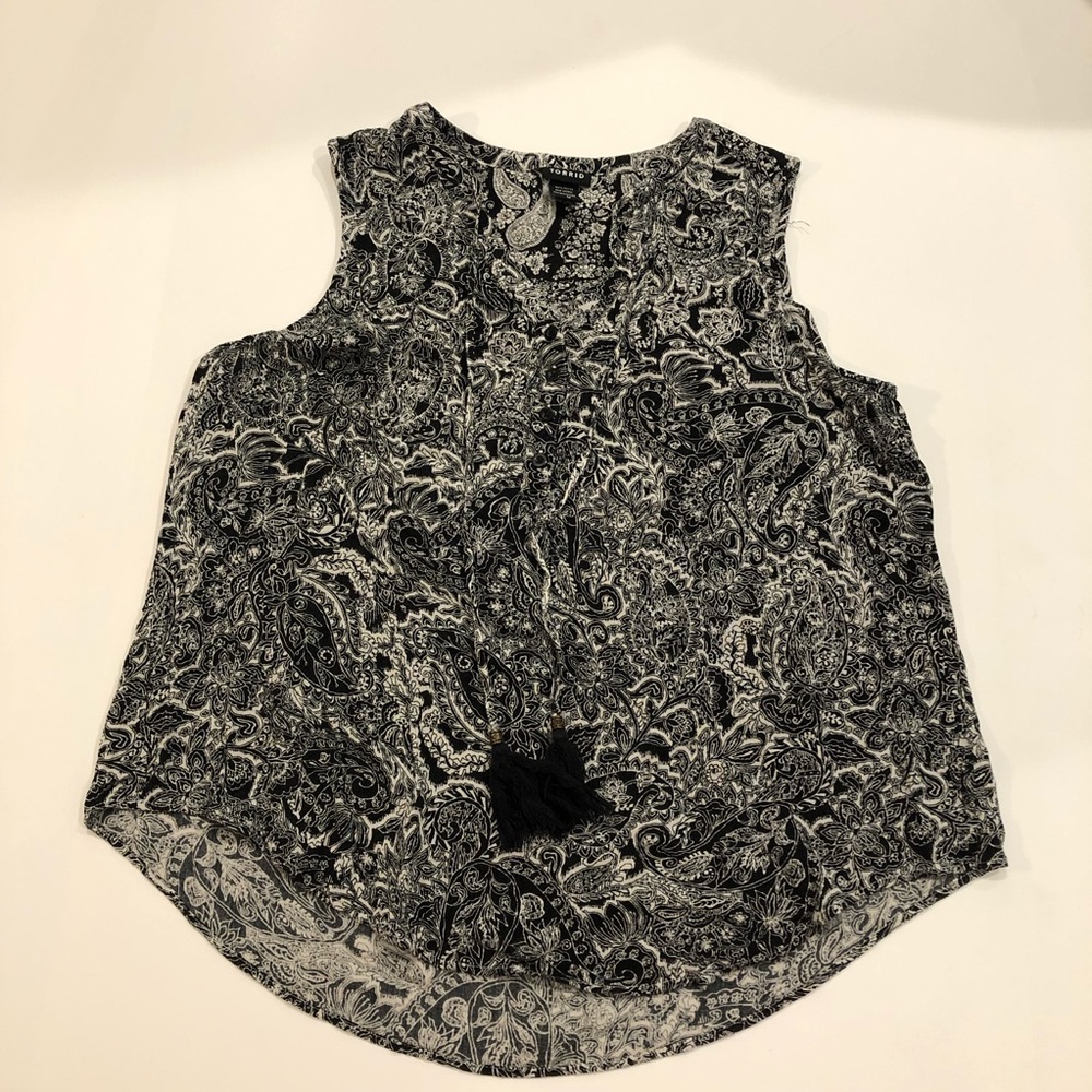 Torrid paisley black and white sleeveless top 0 L